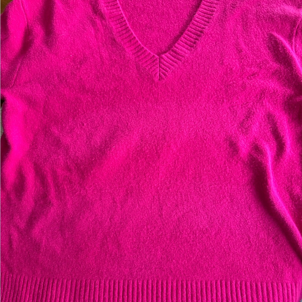Nine West V-Neck sweater in XL bright pink. Acrylic,Polyester,Spandex.